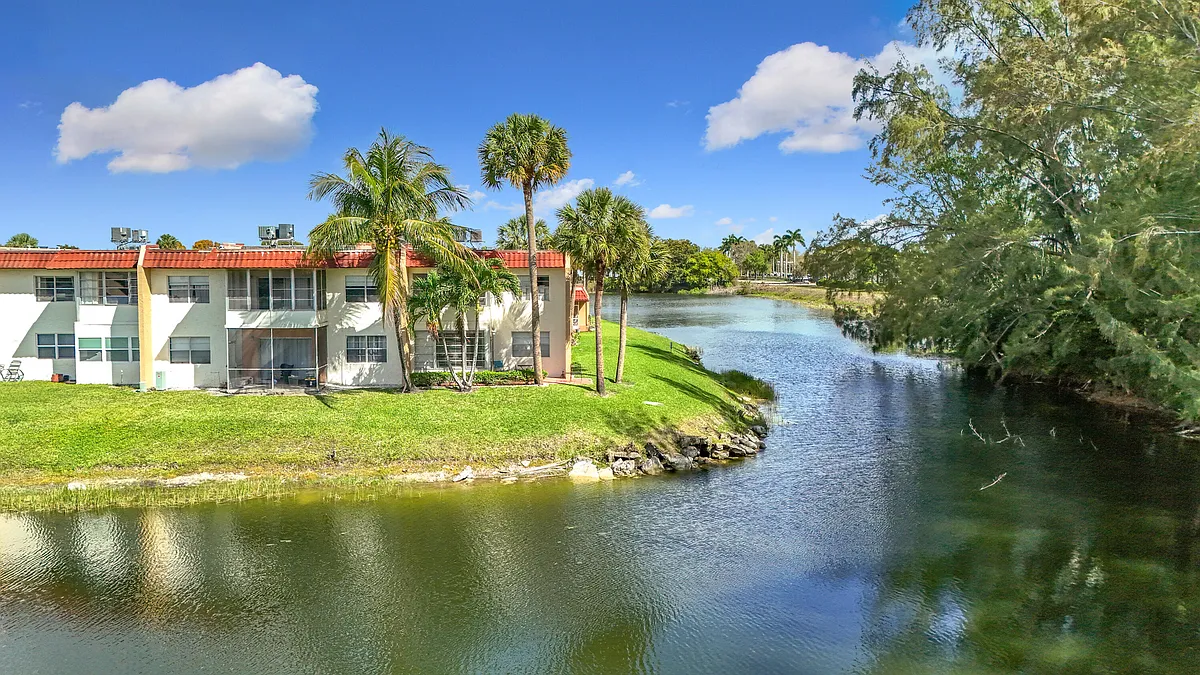 Building Photo - 235 Lake Dora Dr #235