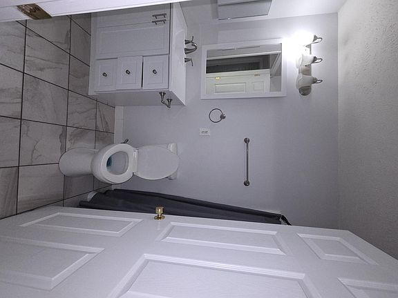 4th image of 1116 W Webster St #B