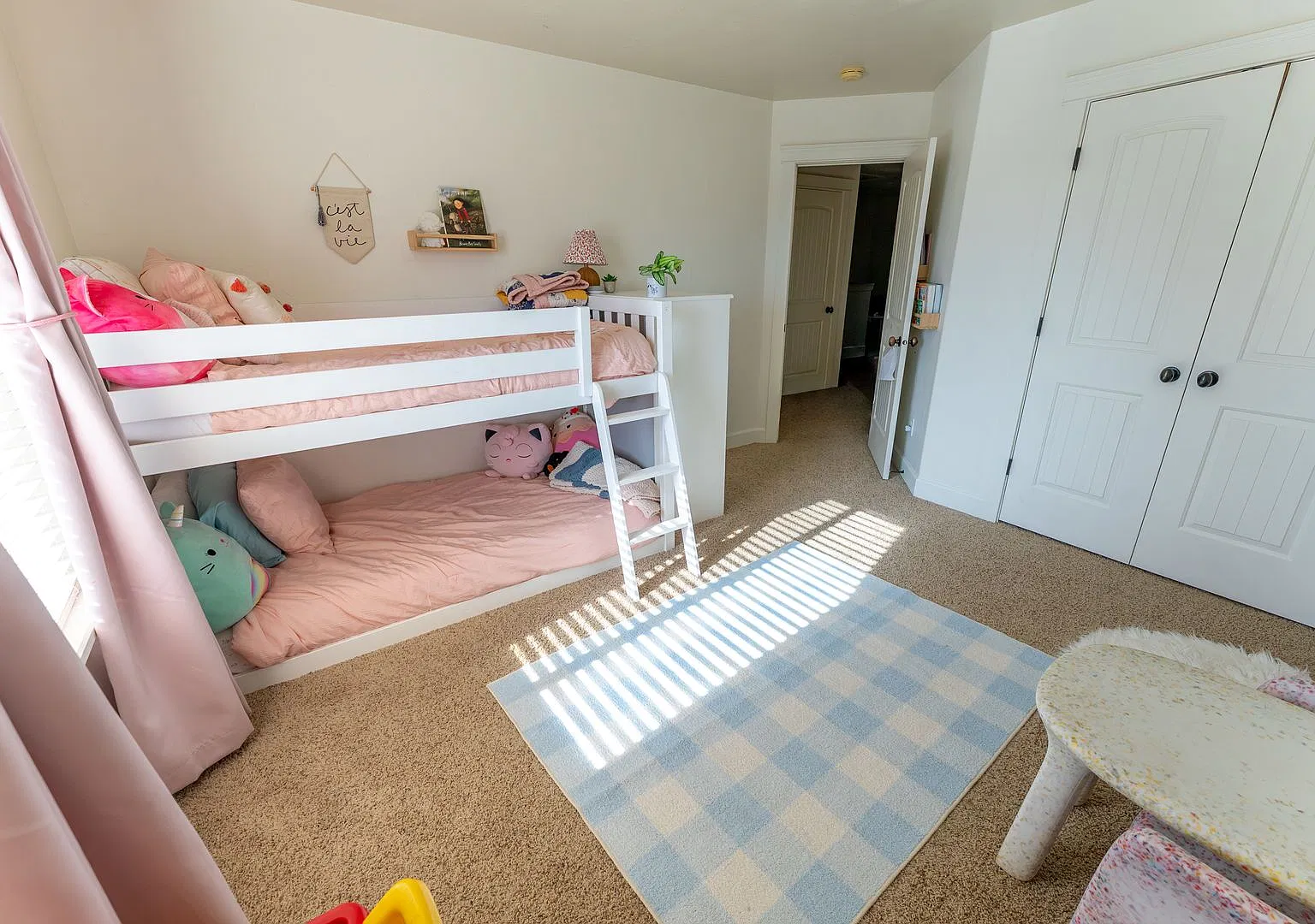 Beautiful 3 Bed 2.5 Baths Townhouse — Photo 2