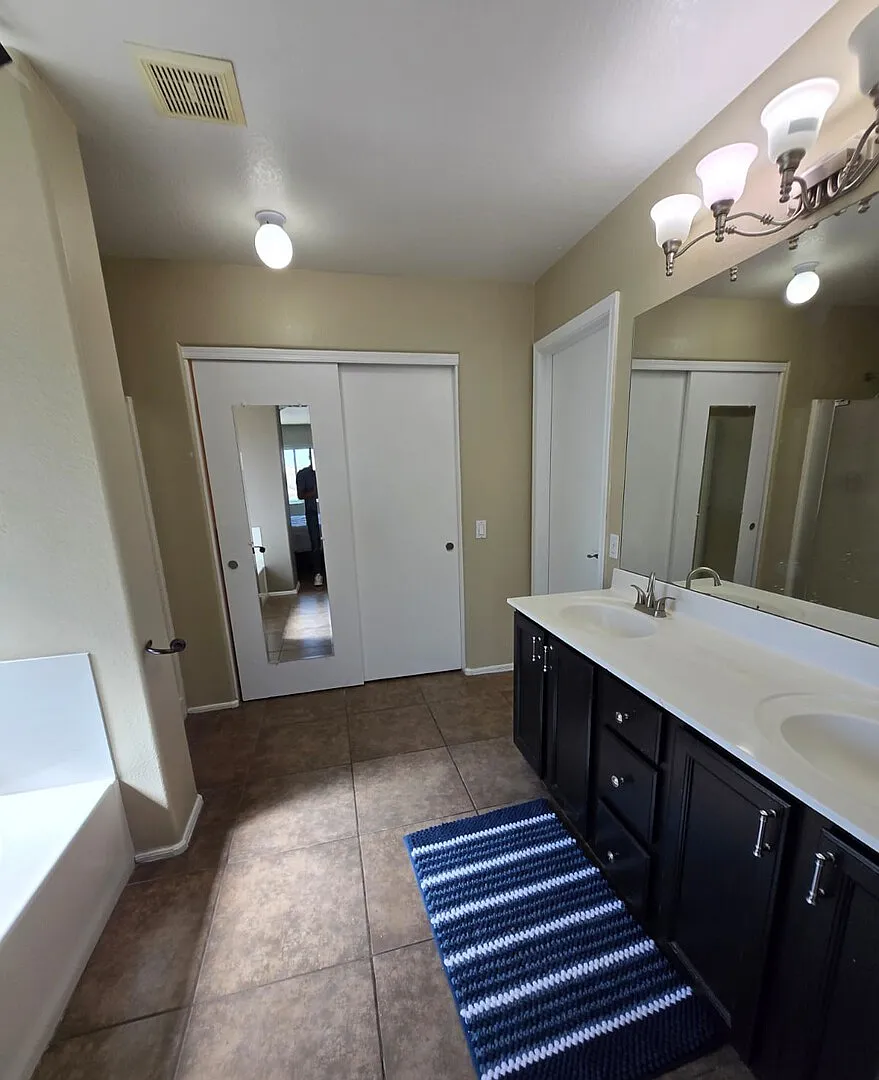 Entire Home in Glendale — Photo 4