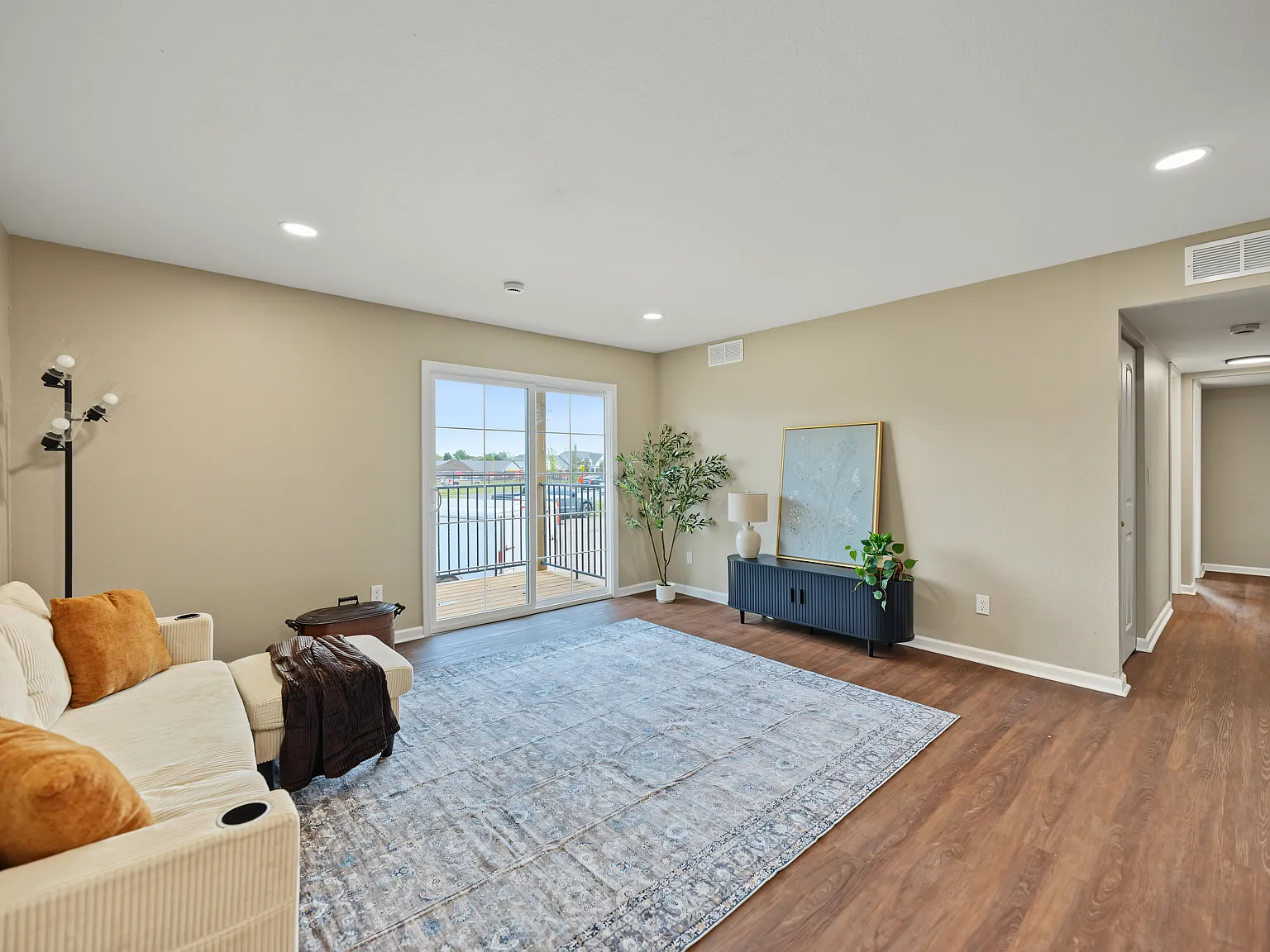 2 bed, 858 sqft, $1,200 — Photo 1