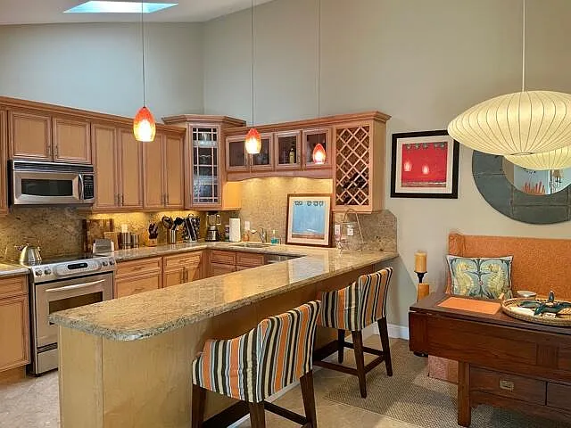 2 bed, 2.0 bath, 1100 sqft, $7,000 — Photo 2