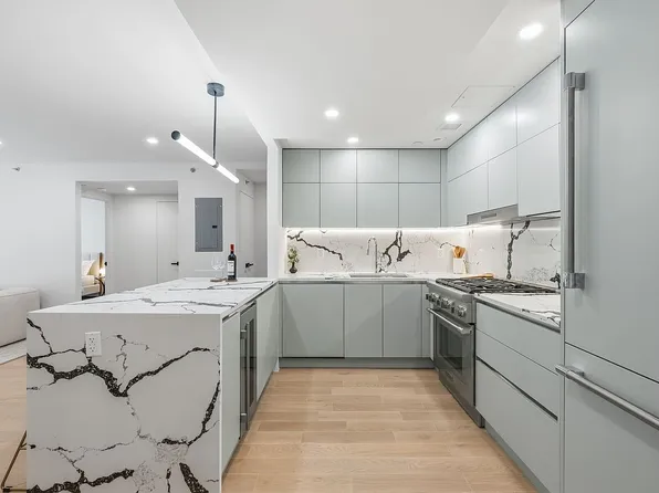350 W 44th St #205, New York, NY 10036