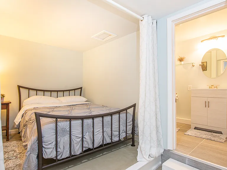 674 Boulevard SE #B — Photo 3