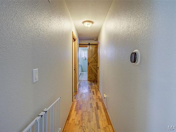 4th image of 922 Hawthorn Dr