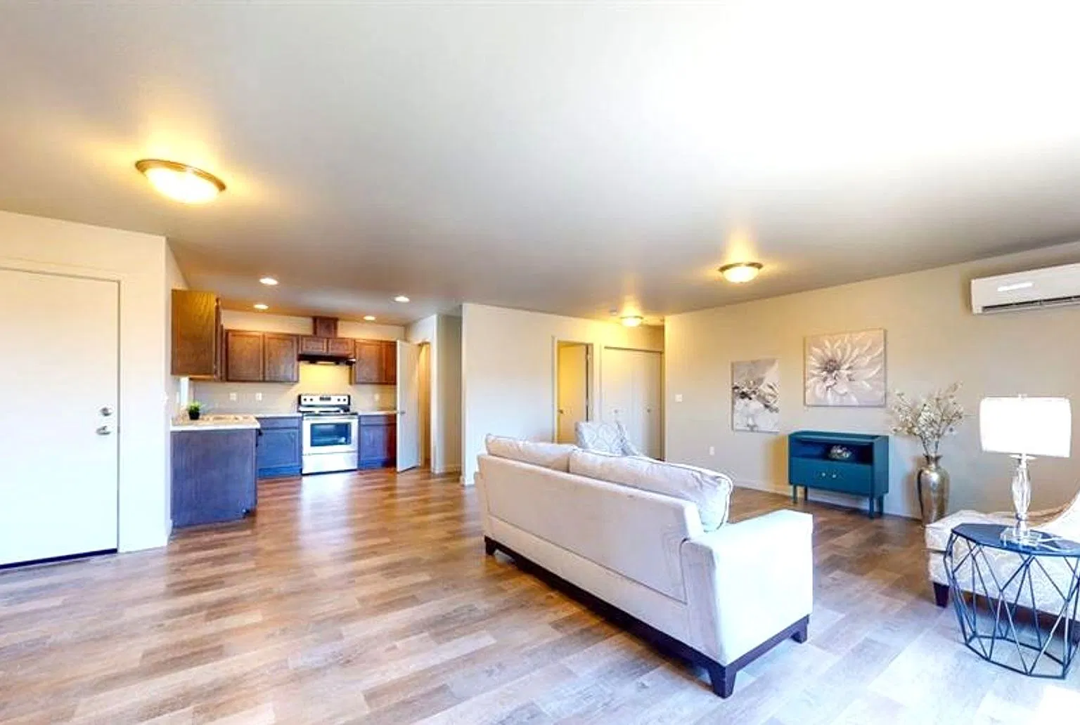 Modern 3 Bedroom, 2 Bathroom Townhouse for Rent — Photo 3