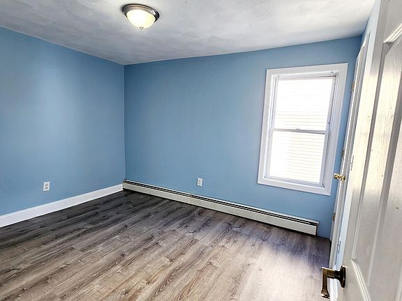 5th image of 23 Tiffany St Floor 1