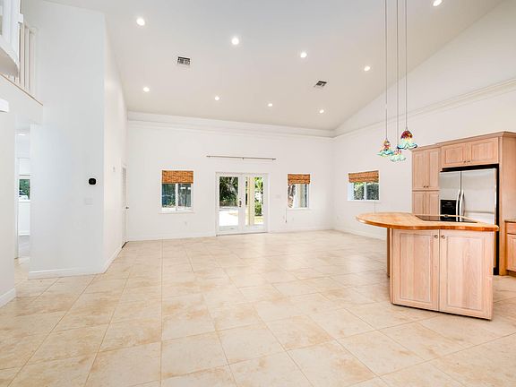 4th image of 118 1st St