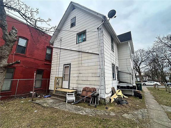 5th image of 114 Bartlett St