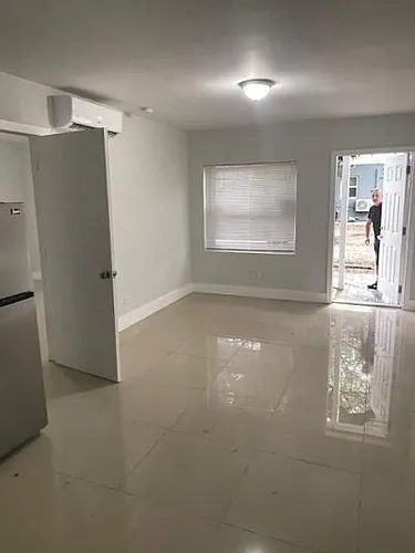 12322 NE 6th Ave #2 Photo 1