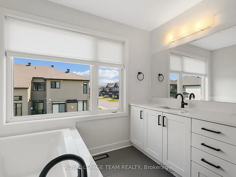 799 Cairn Cres — Photo 47