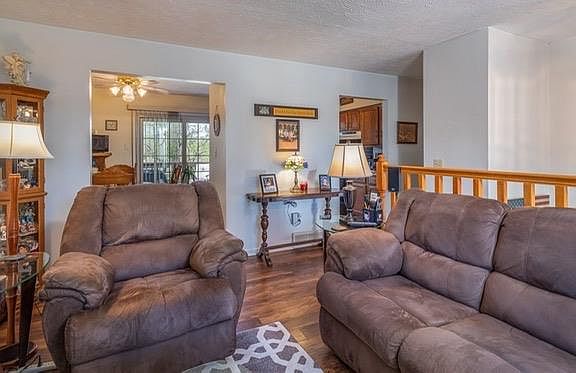 5th image of 835 Kingsway Dr