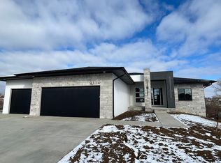 9114 Rattlesnake Rd, Lincoln, NE 68520