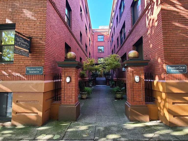 Wellesley Court Apartments — Photo 1