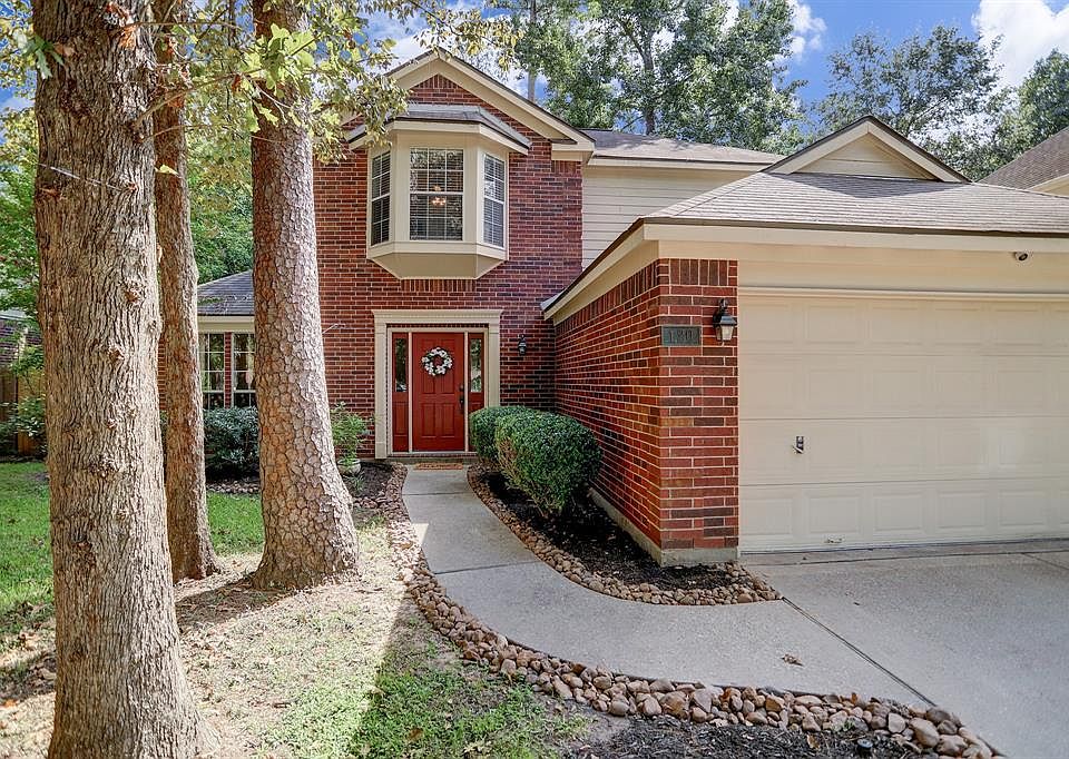 Welcome to 120 N Rockfern! Gorgeous, mature trees dot the landscape of the quiet, cul-de-sac lot.