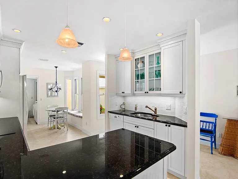 560 N Monterey Dr — Photo 11