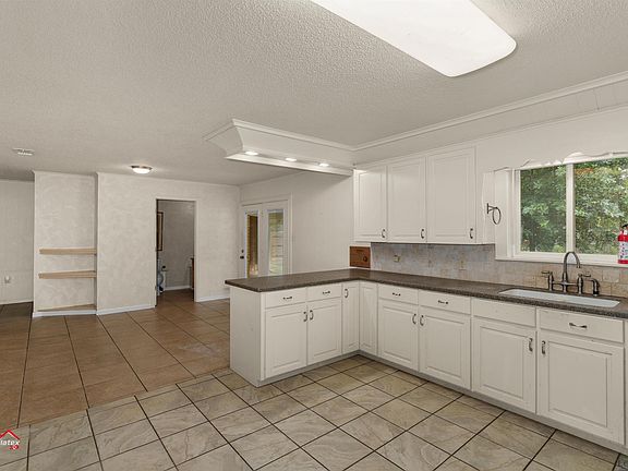 3rd image of 114 E Lynnwood Ln