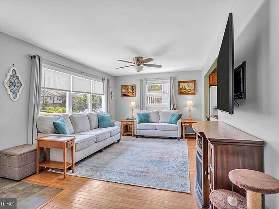 5th image of 15 Radnor Blvd