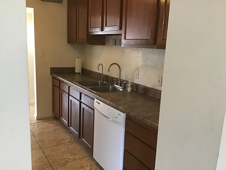 542 E Flores St — Photo 9