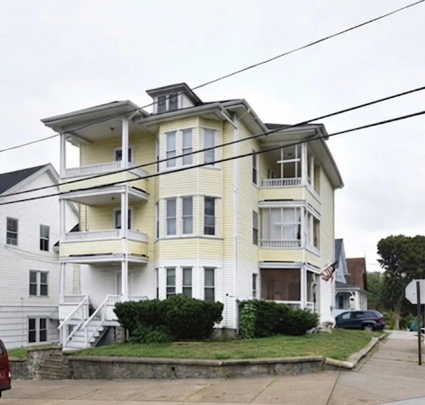 212 Welles Street — Photo 1