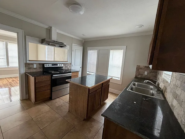 2240 Pin Oak Cir — Photo 3