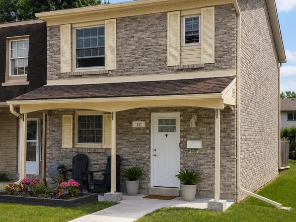 580 Eyer Dr #22, Pickering, ON L1W 3B7