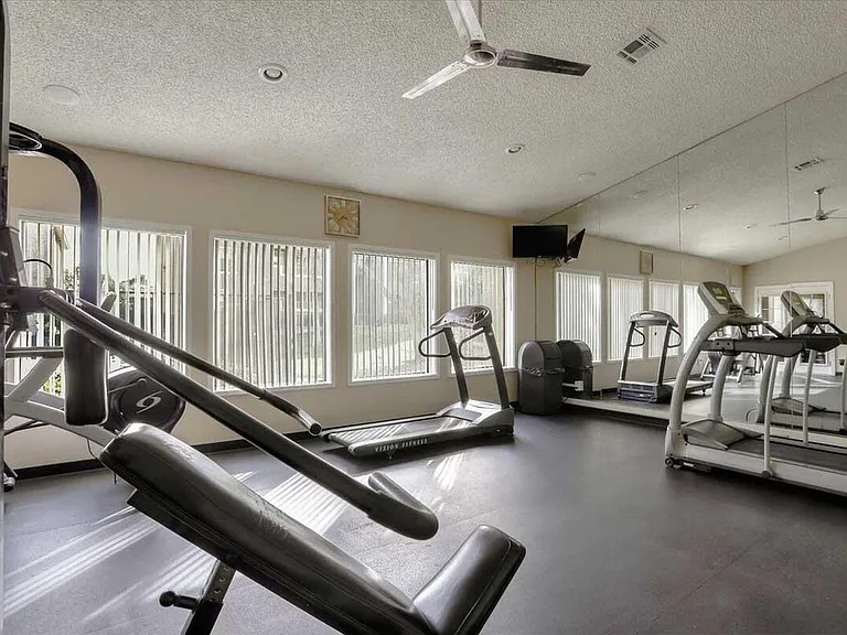 Sterling Sahara Apartments — Photo 10