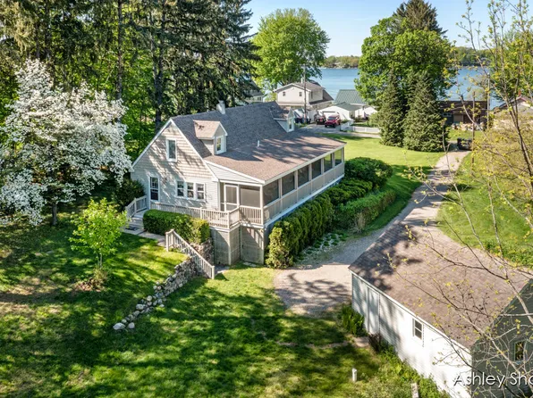 5970 Lake St, Fennville, MI 49408