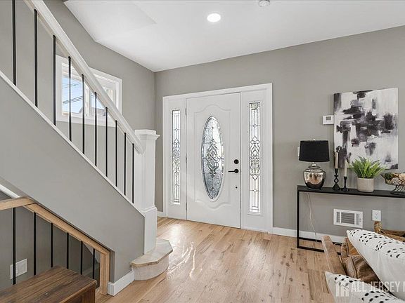 5th image of 17 Atlantic St