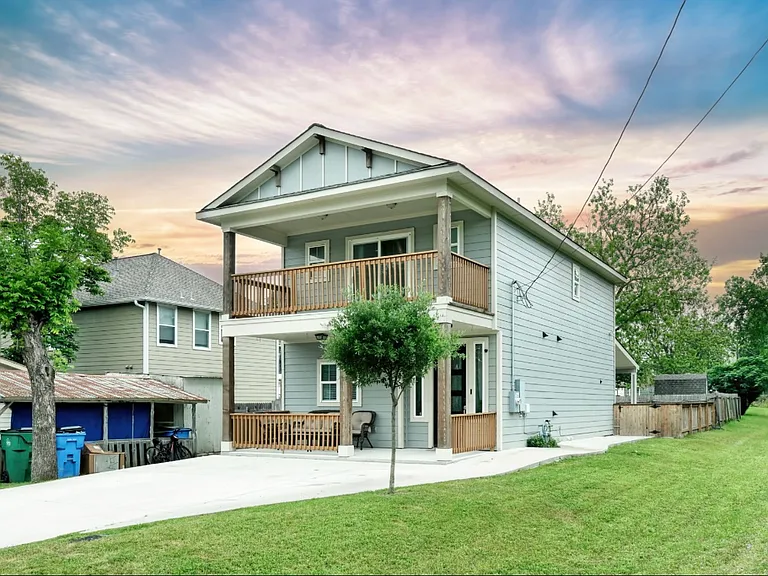 103 W Wilbarger St — Photo 1