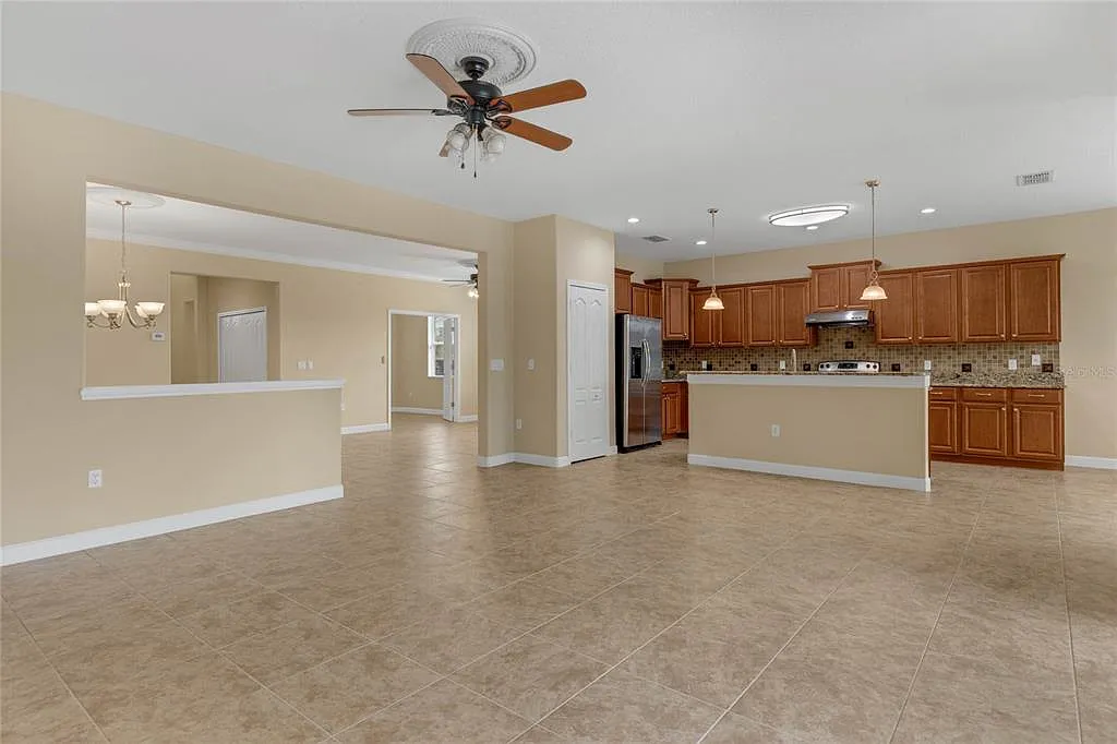 3 bed, 3.0 bath, 2495 sqft, $2,850 — Photo 3