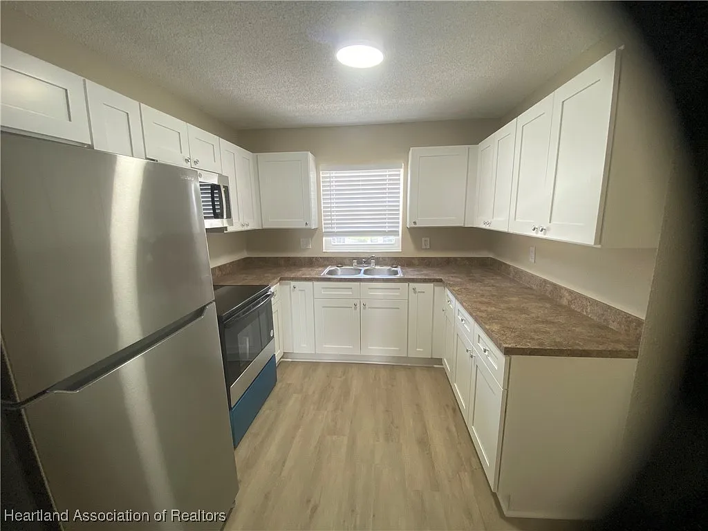 2 bed, 2.0 bath, 1100 sqft, $1,300 — Photo 2