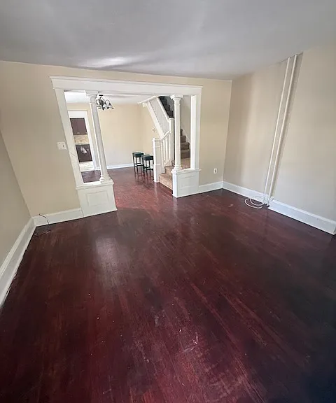 530 W Elm St — Photo 2