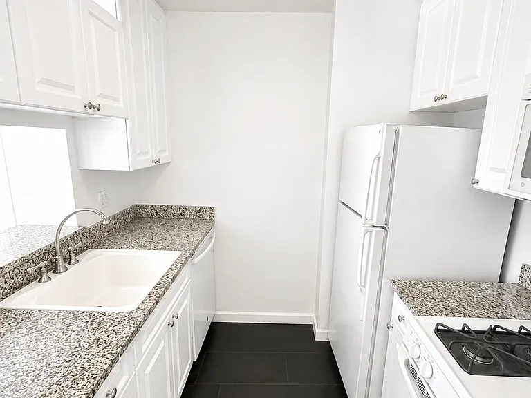 401 W 22nd St #5D — Photo 10
