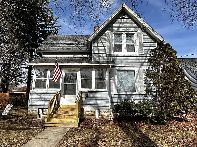 1008 Giles St — Photo 6