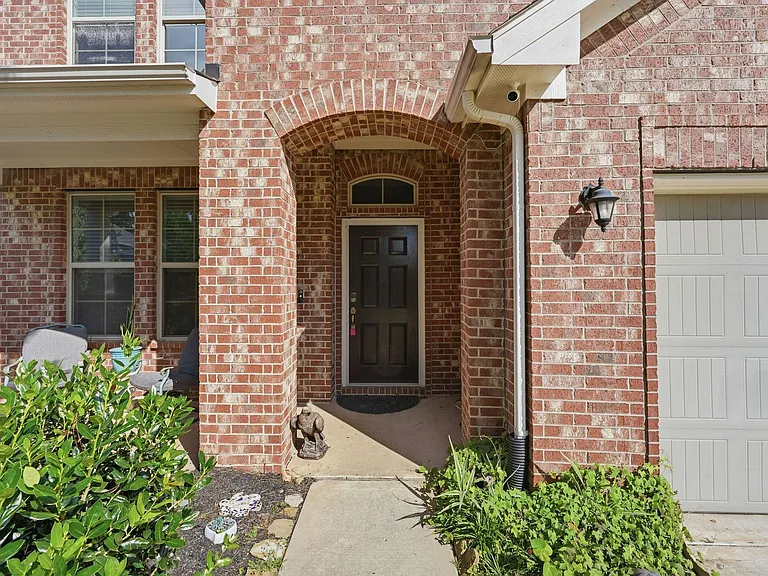 127 Buttonwood Ct — Photo 2