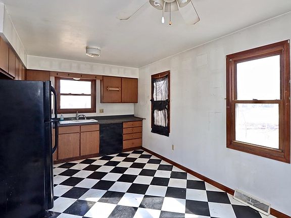4th image of 1335 Blaine Ave