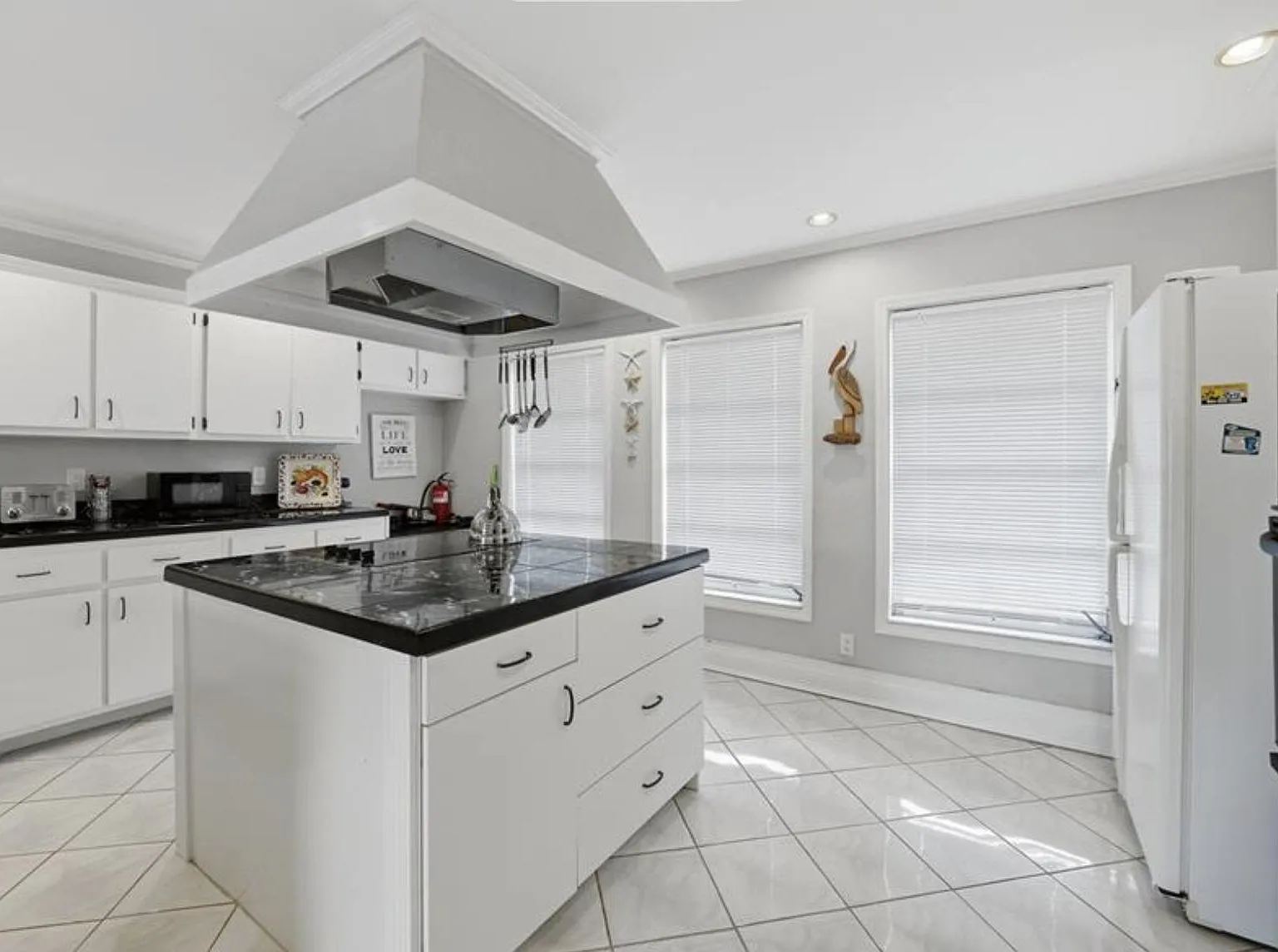 4 bed, 3.0 bath, 2396 sqft, $1,027 — Photo 4