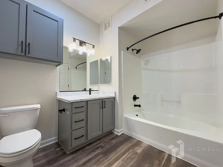 Sterling Oaks Luxury Apartments — Photo 47
