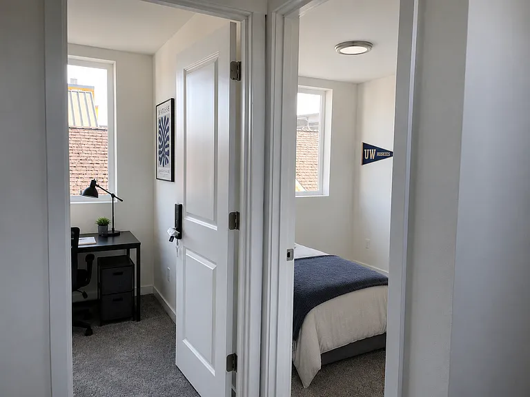 Iris Apartments — Photo 4