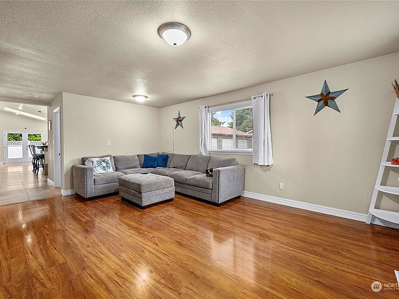 4th image of 813 8th Street NW