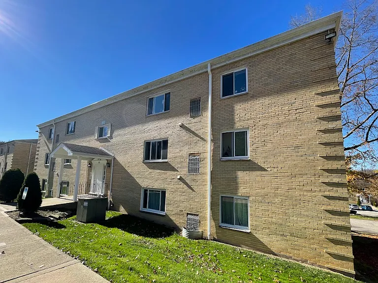 Oak Creek Apartments — Photo 3
