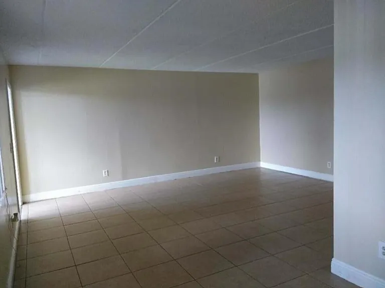 1205 Meadows Cir — Photo 3