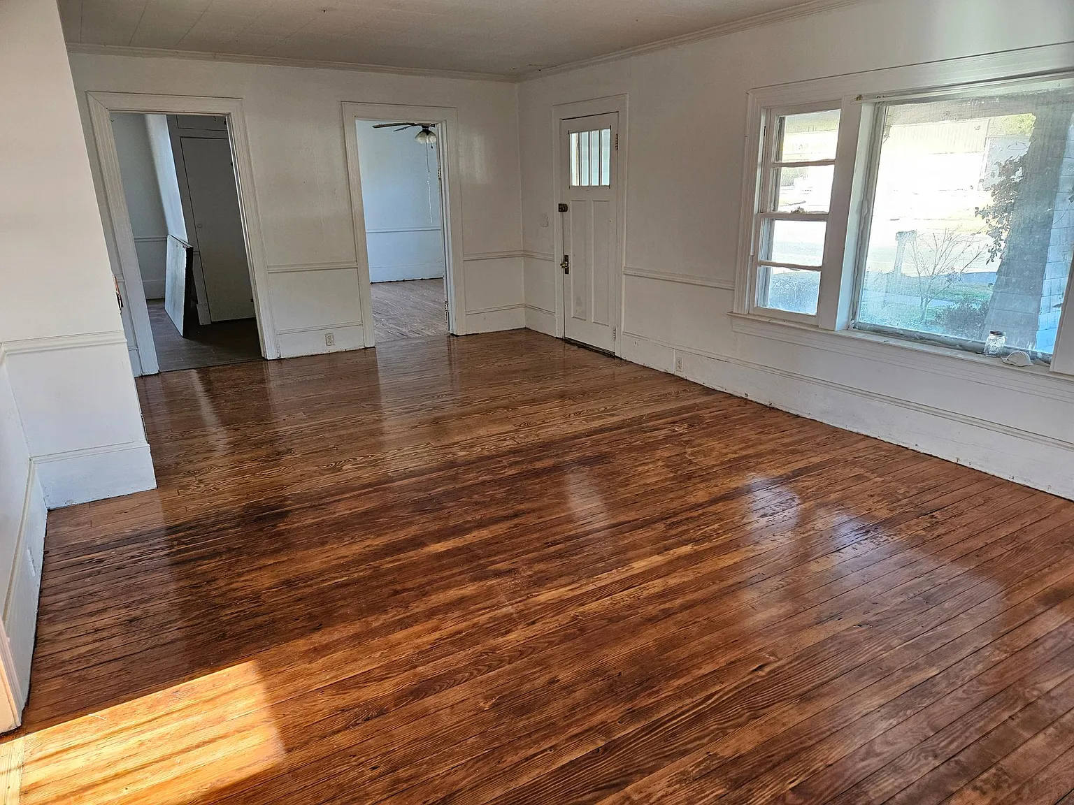 3 bed, 1.5 bath, 1297 sqft, $1,500 — Photo 2