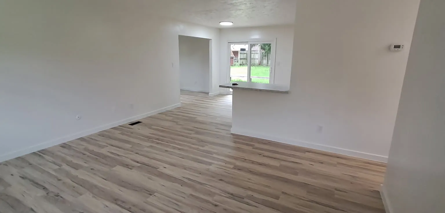 3 bed, 1071 sqft, $1,800 — Photo 2