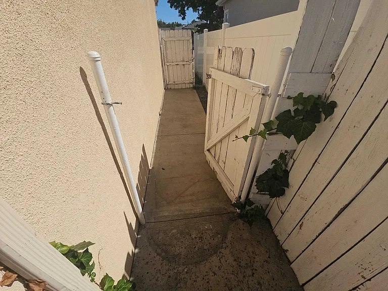 Bullock St — Photo 40