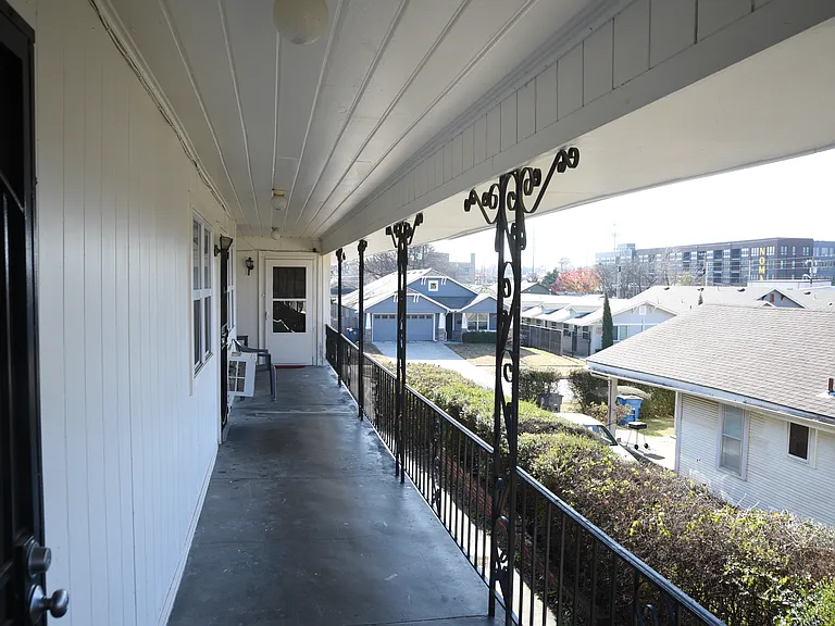 2423 E 8th St #4 — Photo 9