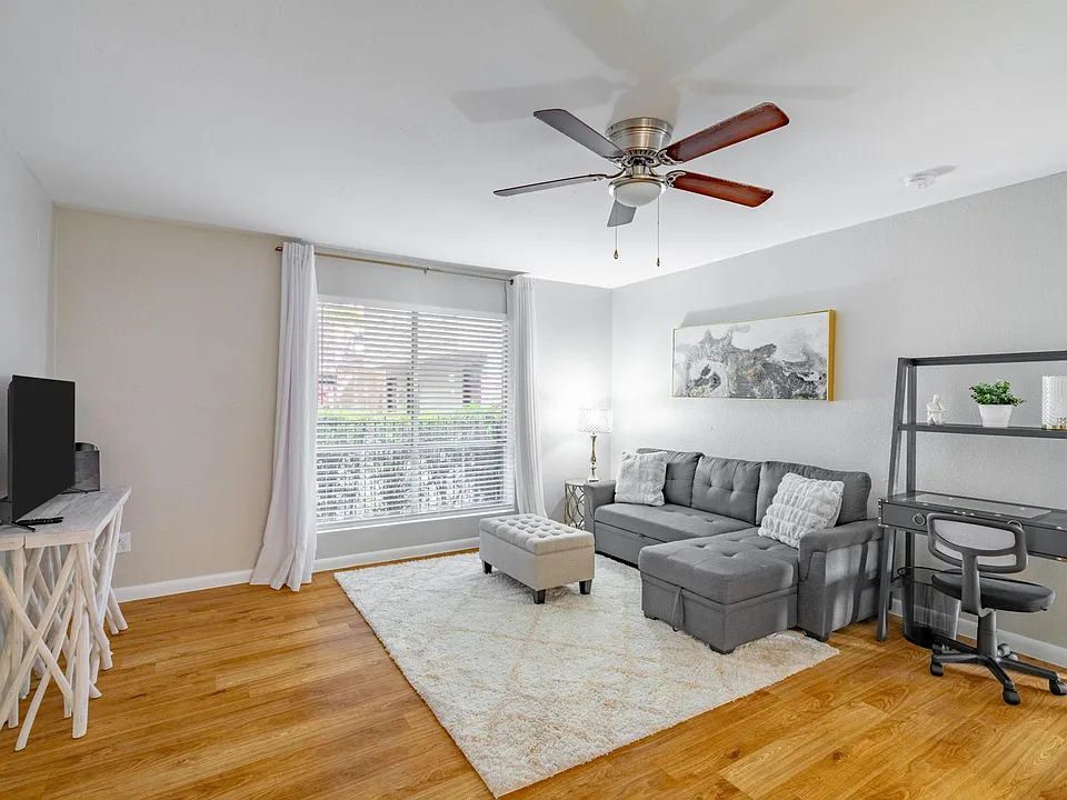 2207 Leon St #101