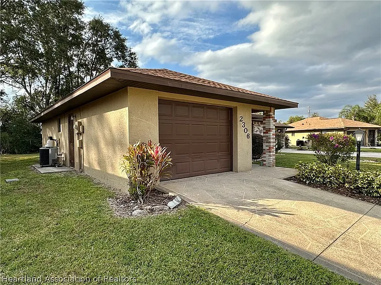 2306 Hidden Creek Cir — Photo 2