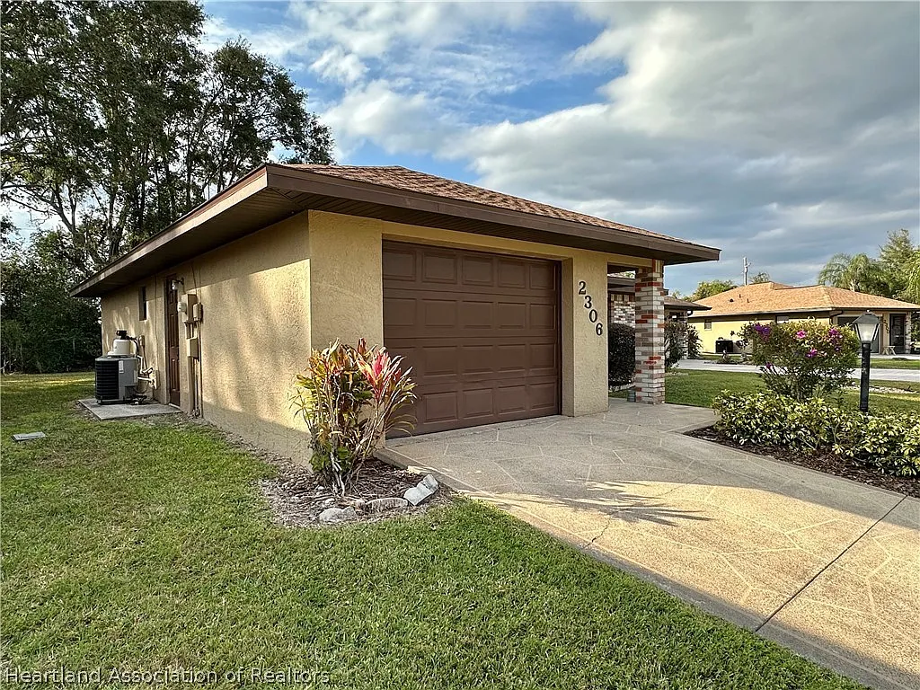 Building Photo - 2306 Hidden Creek Cir